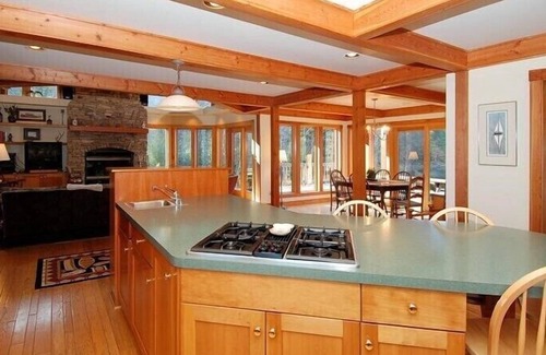 Davis House | ML03-Private Lakefront Retreat, Hot Tub, Pets Ok!