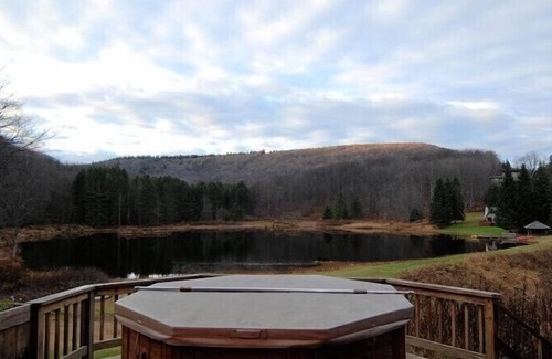 Davis House | ML03-Private Lakefront Retreat, Hot Tub, Pets Ok!