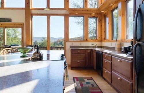 Davis House | ML06-View! Walk to Lake! Pets Ok! Hot tub! A/C