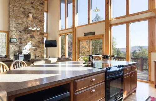 Davis House | ML06-View! Walk to Lake! Pets Ok! Hot tub! A/C