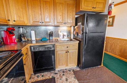 Snowshoe Apartment | ML286 Beautiful Views New Deck WiFi EZ Parking