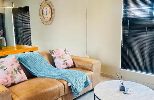 Douglasdale Villa | Mo's urban nest - with power backup
