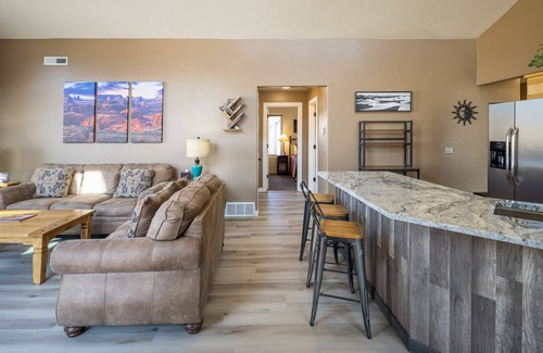 Moab South Valley House | Moab Basecamp! 10 min to Arches | Pool & Hot tub