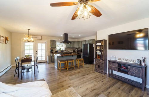 Naturita House | Moab–Telluride Stay. Pets RVs Group Friendly