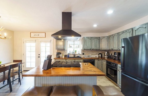 Naturita House | Moab–Telluride Stay. Pets RVs Group Friendly