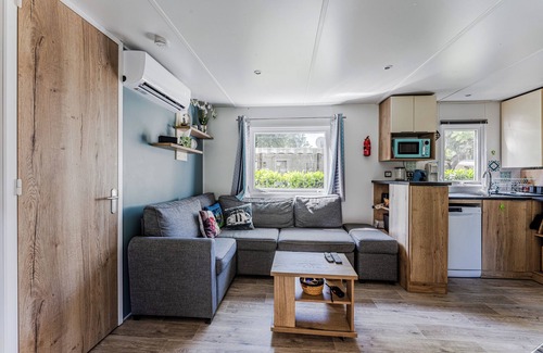 Gastes RV Rental | Mobil-home Gastes Landes with Pool, Private Terrace, and Air Conditioning – Family Friendly