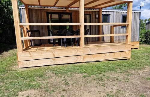 Pressignac House | Mobil-home Limousin Premium 32m2 (3 rooms -6pers) + überdachte Terrasse + TV + Geschirrspüler +Chiliennes 6 Personen