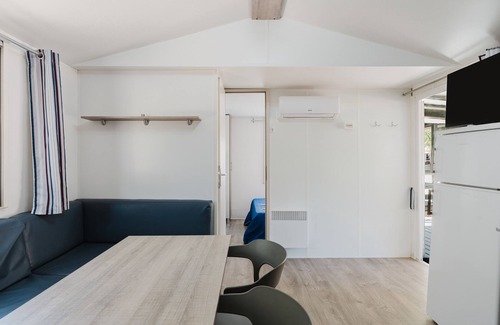 Mazara del Vallo House | Mobile Home 'Deluxe Large' with Shared Pool, Wi-Fi and Air Conditioning