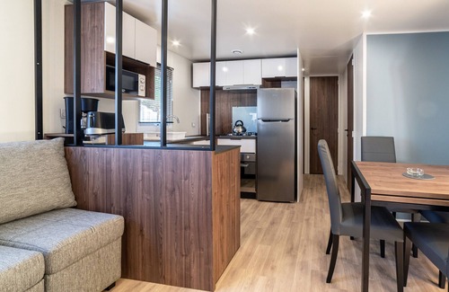Canet-Plage House | Mobile Home 'Camping Siblu Vue Sur Canigou' with Lake View, Shared Pool & Wi-Fi