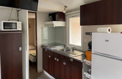 La Roque-d'Antheron Apartment | Mobile Home 'La Roque 139' with Shared Pool, Private Terrace and Air Conditioning