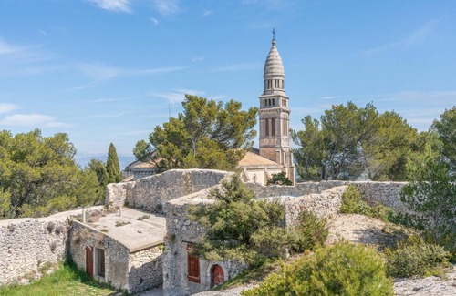 La Roque-d'Antheron Apartment | Mobile Home 'La Roque 139' with Shared Pool, Private Terrace and Air Conditioning