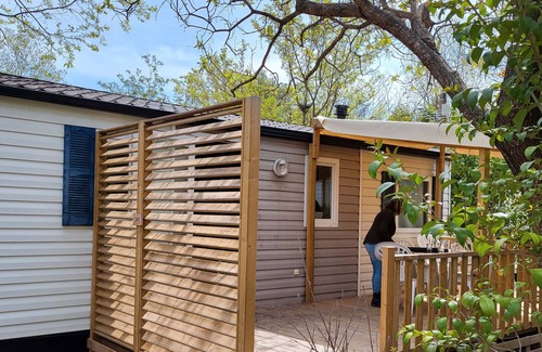 La Roque-d'Antheron RV Rental | Mobile Home 'Le 154 Aux Iscles' with Shared Pool, Private Terrace and Air Conditioning