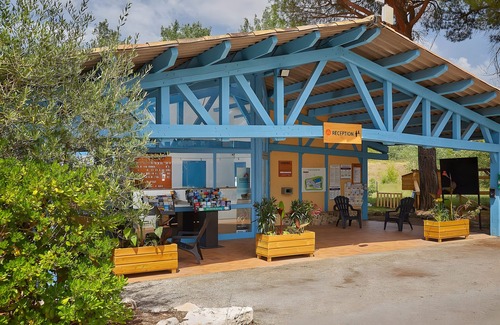 La Roque-d'Antheron RV Rental | Mobile Home 'Le 154 Aux Iscles' with Shared Pool, Private Terrace and Air Conditioning