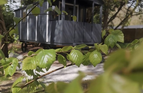 Cast House | Mobile Home 'Johny - 15mins Plages Et Douarnenez' with Shared Garden