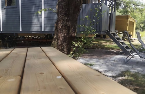 Cast House | Mobile Home 'Johny - 15mins Plages Et Douarnenez' with Shared Garden