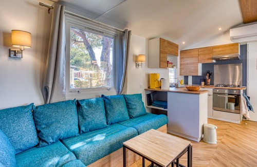Lattes House | Mobile Home 'Le 370' with Shared Pool, Private Terrace and Private Garden Lattes