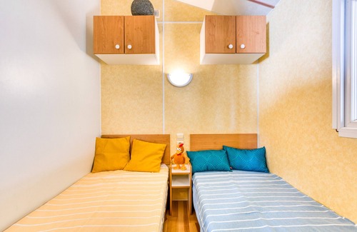 Lunel House | 'Mobilhome Sakay' with Shared Pool, Wi-Fi and Air Conditioning