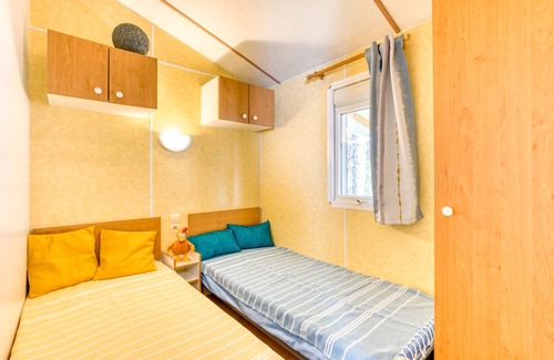 Lunel House | 'Mobilhome Sakay' with Shared Pool, Wi-Fi and Air Conditioning