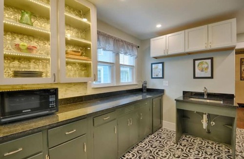 Johnson City House | Mobility-friendly 3 bed 3 bath near Binghamton University on quiet cul de sac