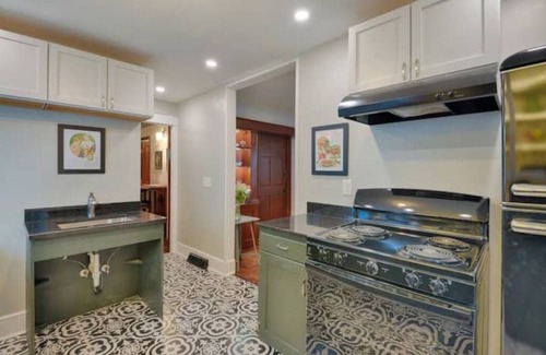 Johnson City House | Mobility-friendly 3 bed 3 bath near Binghamton University on quiet cul de sac