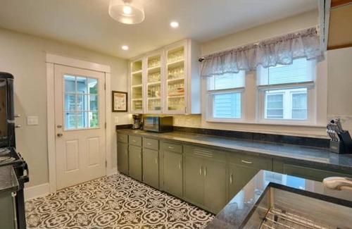 Johnson City House | Mobility-friendly 3 bed 3 bath near Binghamton University on quiet cul de sac