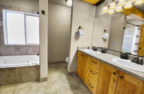 Meadow View Heights House | Moccasin Lodge