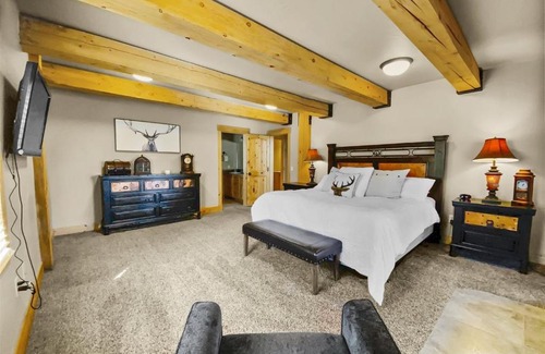 Meadow View Heights House | Moccasin Lodge