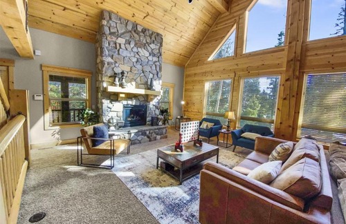 Meadow View Heights House | Moccasin Lodge