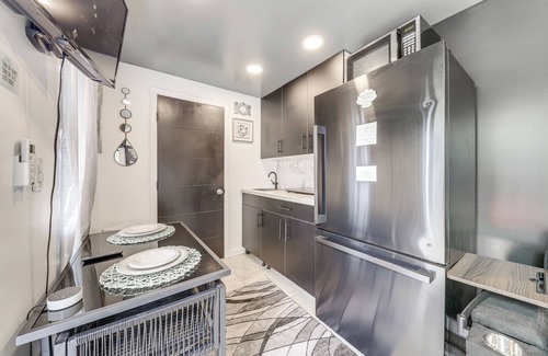 West Park Apartment | Mod Bungalow w/Ultra-Private Outdoor Hang Space!