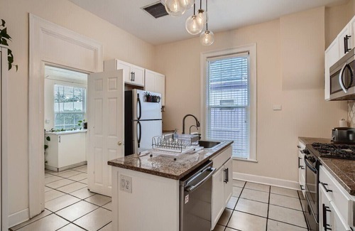 Lincoln Park House | Mod Downtown Perfection, 3BD w/Patio, Fast WIFI