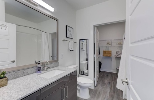 Downtown Memphis Apartment | Mod Lux | Free Wifi | Long Stays Welcome