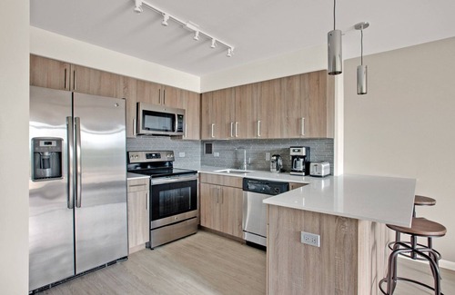 Near West Side Apartment | Mod Medical District 1BR w/W/D, Roof & Gym, nr Hospitals, by Blueground