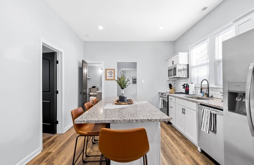 Manchester House | Mod Urban 2 BR with Fireplace and Private Backyard