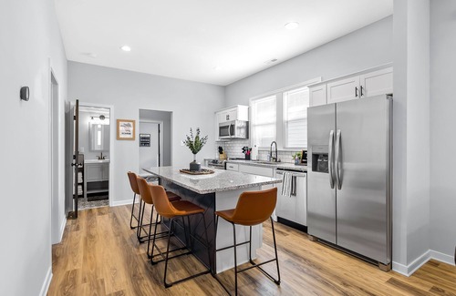 Manchester House | Mod Urban 2 BR with Fireplace and Private Backyard
