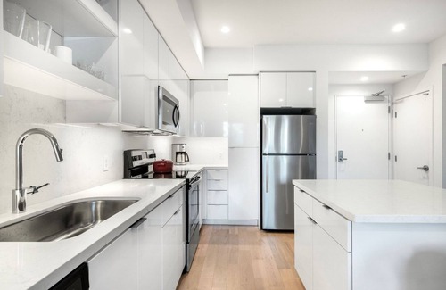 Los Angeles Apartment | Mod Westchester 1BR w/Pool, Gym, Rooftop, near LAX, by Blueground