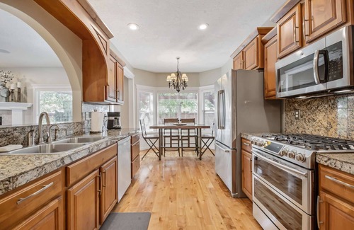 Meridian House | Model like home w/2 KING Beds, Dedicated Office, & Private Hot Tub in Quiet Neighborhood
