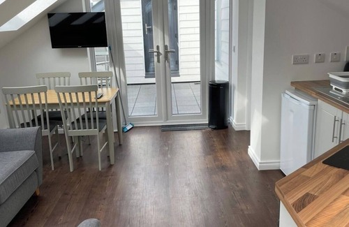 Portrush Apartment | Modern Split-Level 2-Bed Apartment with Balcony