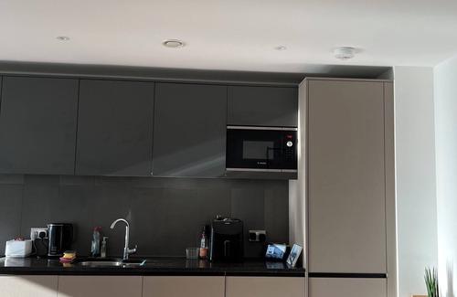 Evelyn Condo | Modern 1-BD Apt with Balcony | Surrey Quays