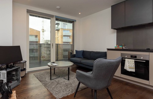 Evelyn Condo | Modern 1-BD Apt with Balcony | Surrey Quays