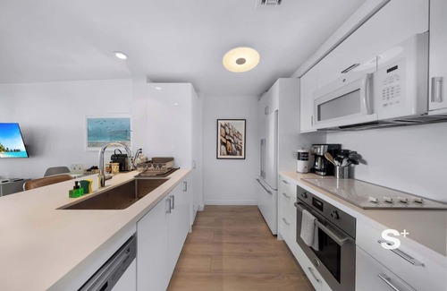 Coconut Grove Apartment | Modern 1-BD Arya Condo | Pool & Parking