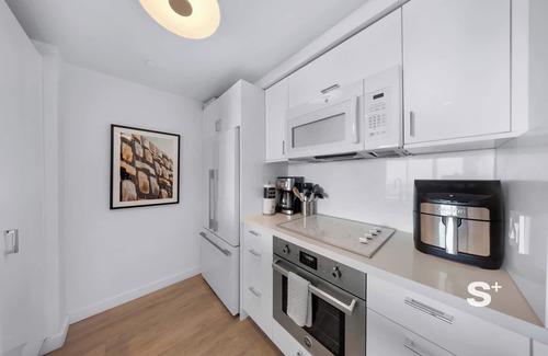 Coconut Grove Apartment | Modern 1-BD Arya Condo | Pool & Parking