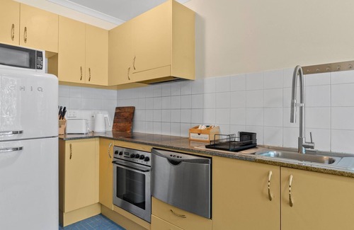 Darlington Apartment | Modern 1-Bed Apartment with Pool, Gym & Parking