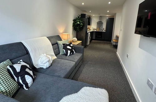Birkenhead Apartment | Modern 1-Bed Apartment - Sleeps 4 & Central Links