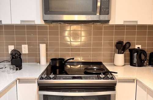 Hurontario Apartment | Modern 1-Bed+ Den Condo in Sauga|Pool, Gym & More!