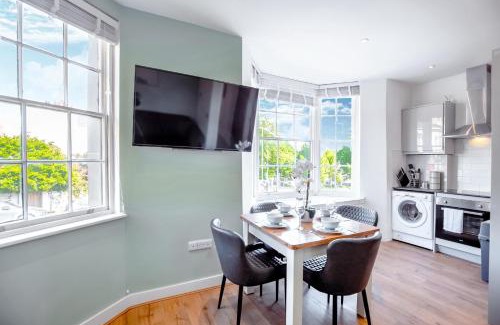 Brighton City Centre Apartment | Modern 1-Bed Flat, City Views,10 Min to Station