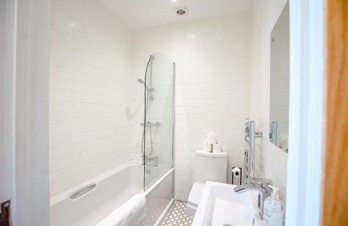 Brighton City Centre Apartment | Modern 1-Bed Flat, City Views,10 Min to Station