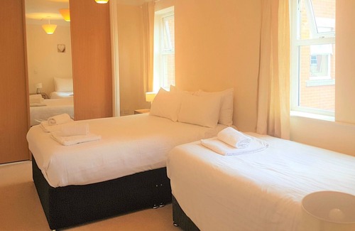 Swindon Apartment | Modern 1 Bed in Old Town. Ideal for Food & Drink!