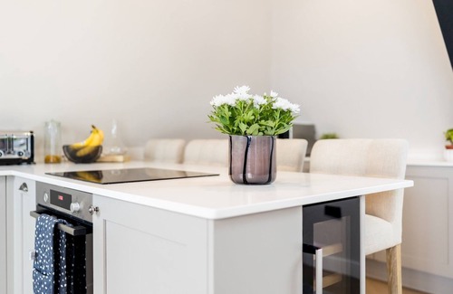 Warwick Apartment | Modern 1 Bed with Roof Terrace, Central Warwick |Pass the Keys