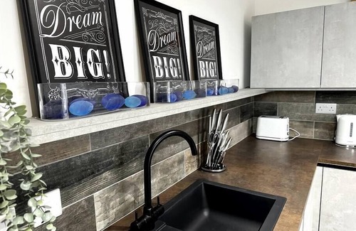 Cathays Apartment | Modern 1 Bedroom Apartment Near City Centre