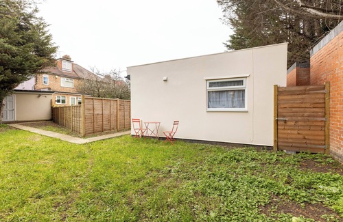 Chadwell Apartment | Modern 1-Bedroom Apartment in Chadwell Heath